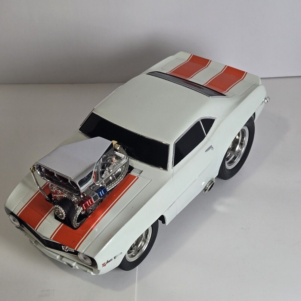 Muscle Machines '69 Chevrolet Camaro White 1/18